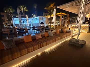 Sofitel Tamuda Bay — Réaménagement Beach F&B — Banquette intégrée, ambiance nocturne